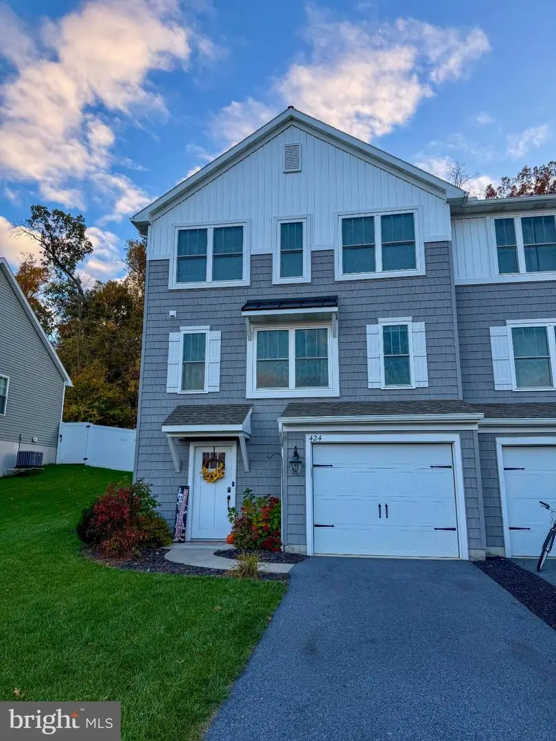 424 Smokering Dr, Robesonia, PA 19551 - Image #1