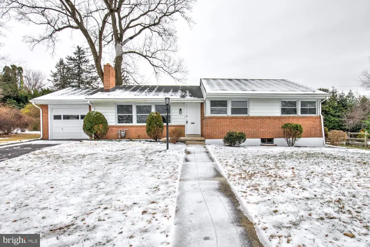 163 Thomas Pl, Reading, PA 19608 - Image #1