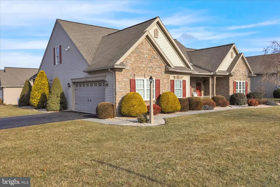 195 Sweet Birch Ln, Womelsdorf, PA 19567 - Image #2