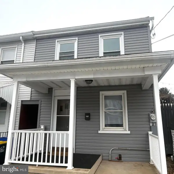 137 E High St, WOMELSDORF, PA 19567