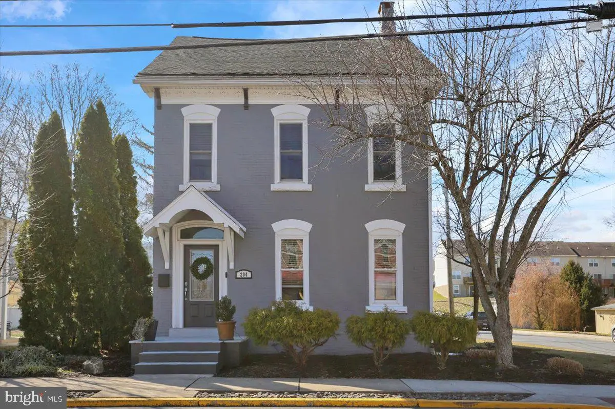 204 E High St, Womelsdorf, PA 19567 - #1