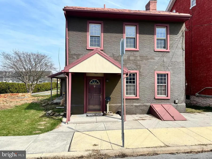 203 W Franklin St, Womelsdorf, PA 19567 - #2