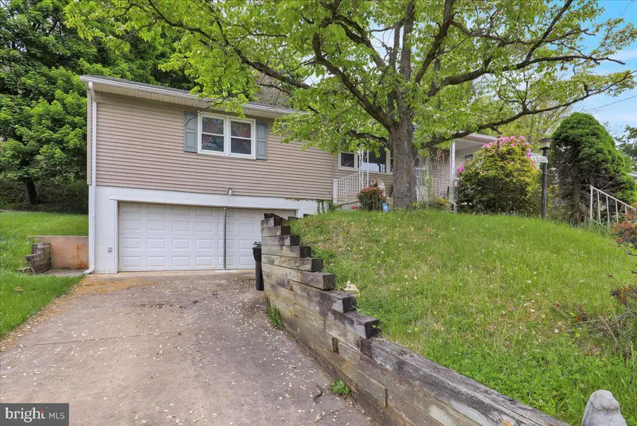 1530 Kramer Ave, Reading, PA 19606 - #3