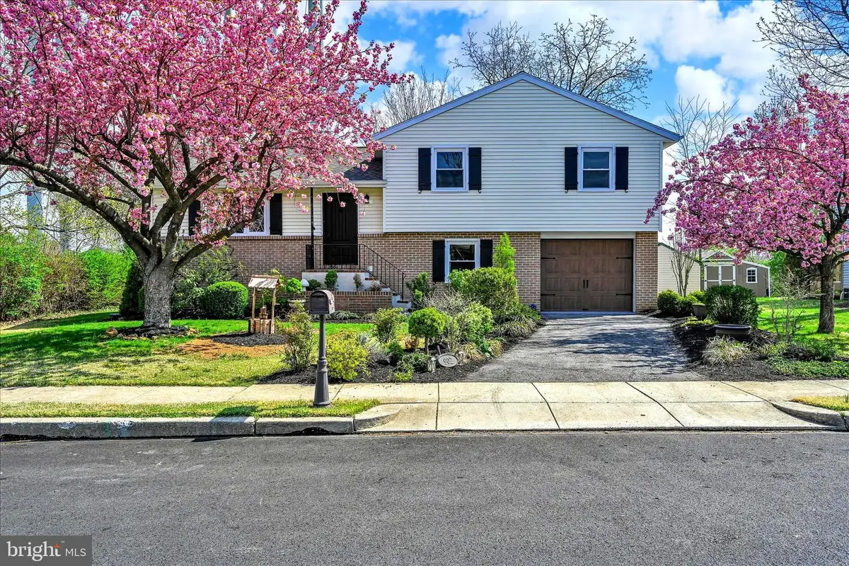 902 Suellen Dr, Reading, PA 19605 - #1