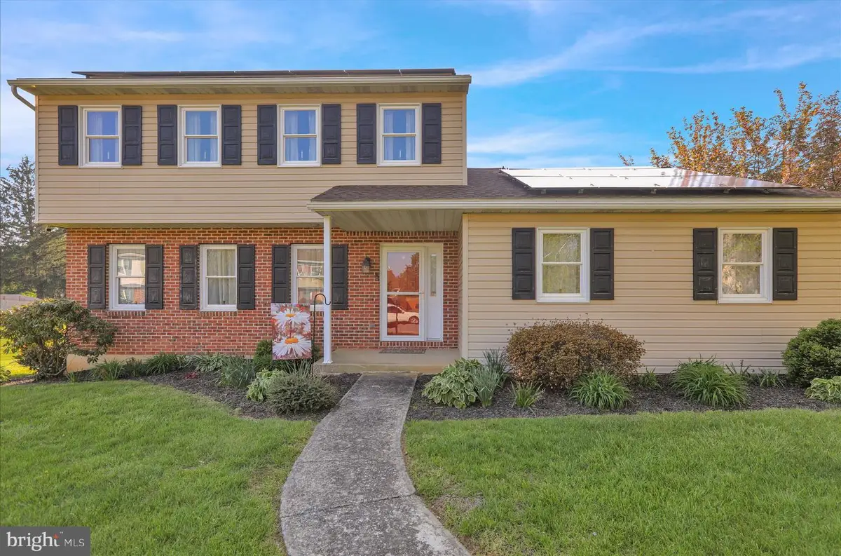 402 Columbus St, Wernersville, PA 19565 - #1