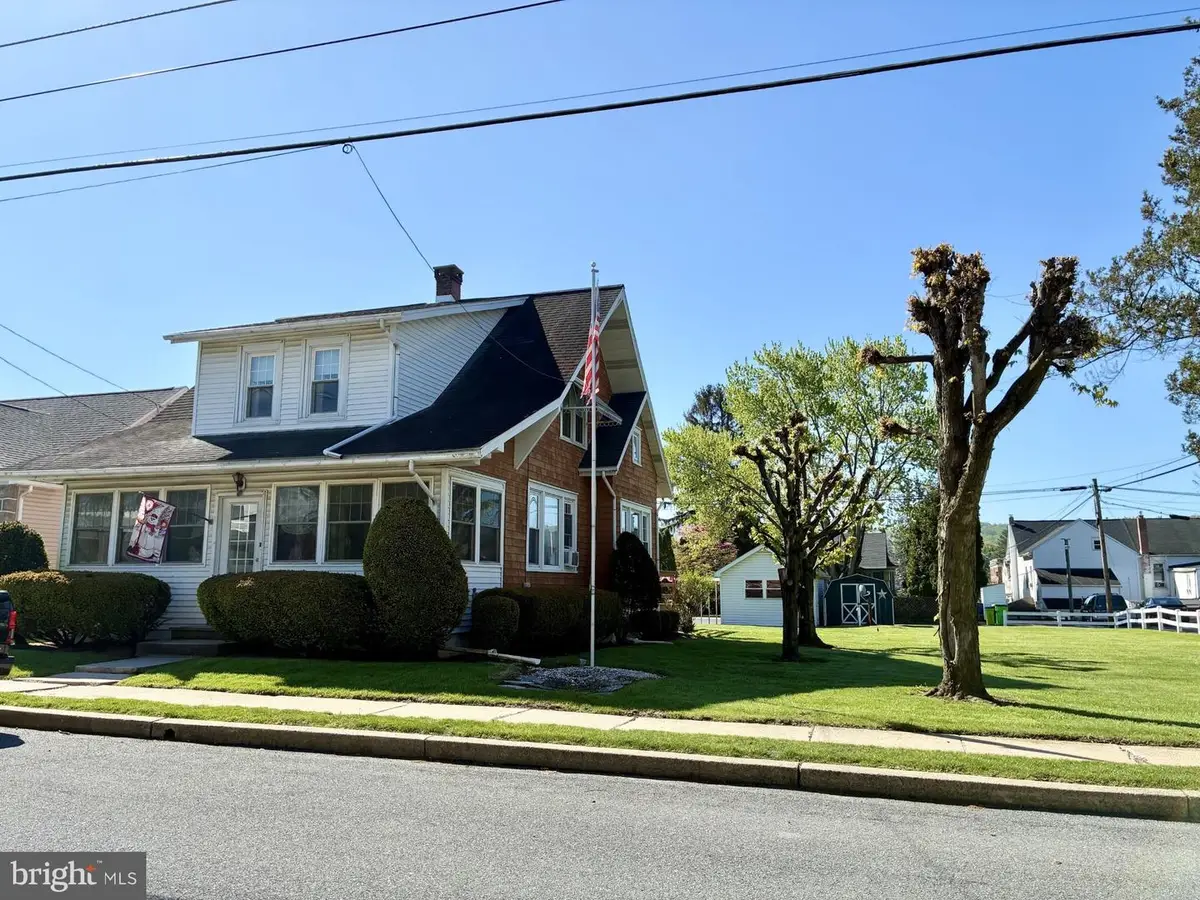 24 E High St, Topton, PA 19562 - #1