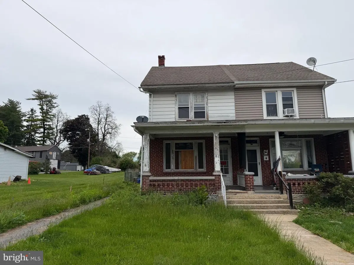 37 E Jefferson St, Womelsdorf, PA 19567 - #1