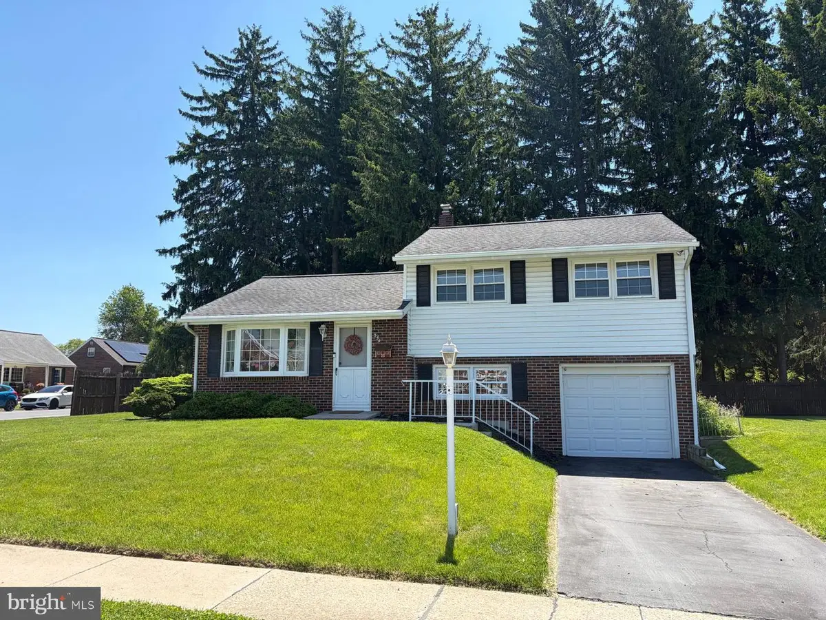 334 Ernst Rd, Reading, PA 19601 - #1