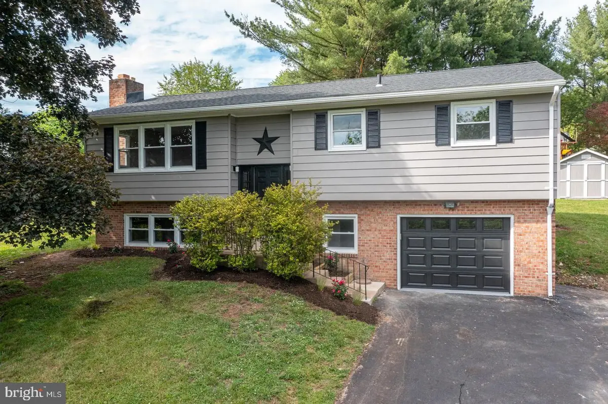 921 Shelbourne Rd, Reading, PA 19606 - #1