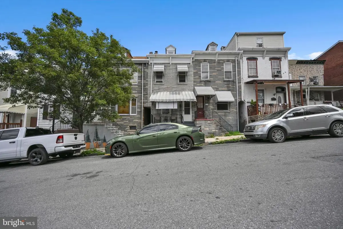 617 S 10th St, Reading, PA 19602 - #1
