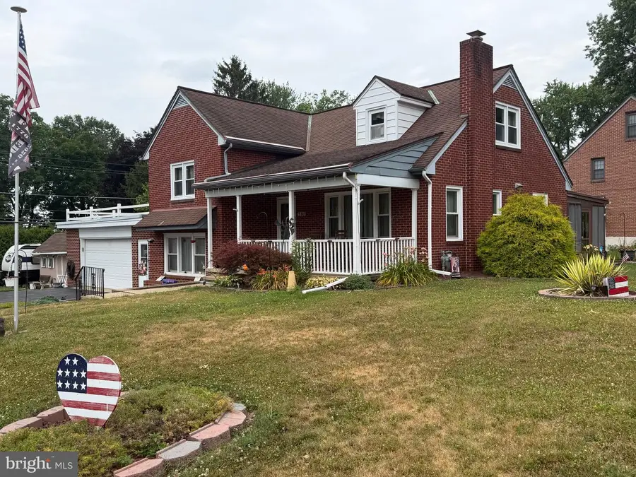 801 Lobelia Ave, Reading, PA 19605 - #2