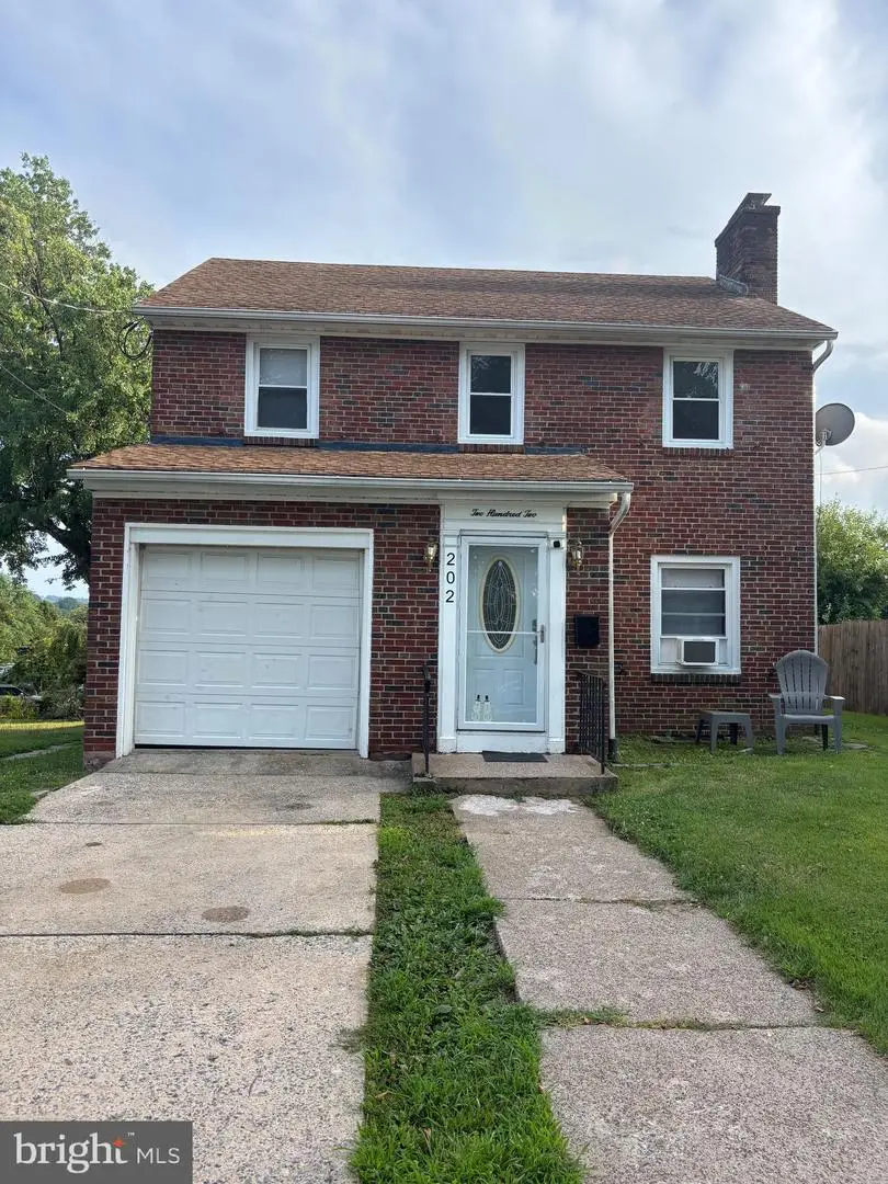 202 Gerry St, Reading, PA 19611 - #1