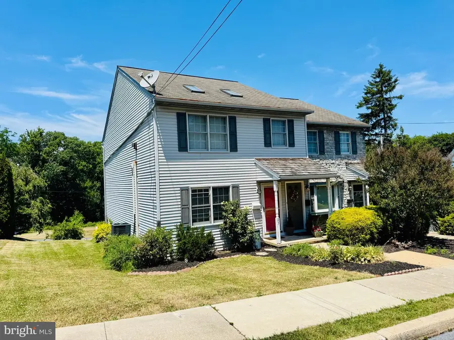 25 W Madison St, Mohnton, PA 19540 - #2