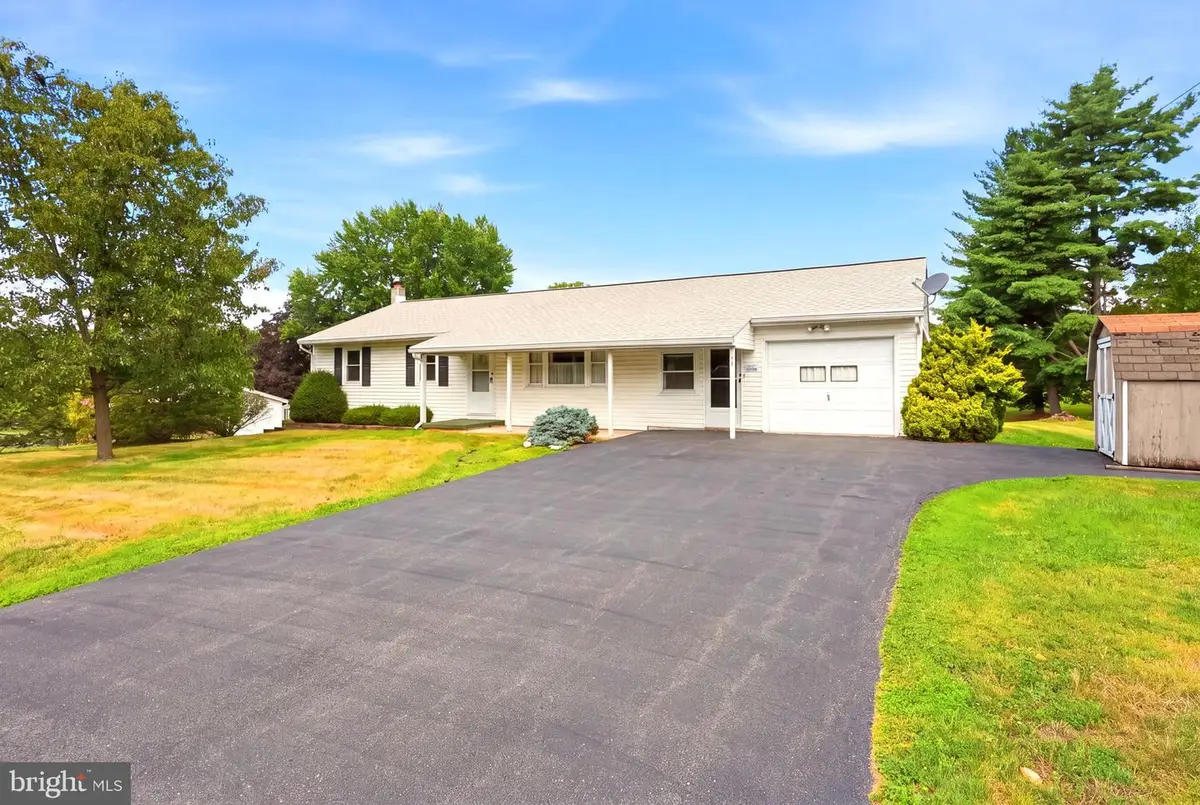 56 Hillview Rd, Birdsboro, PA 19508 - #1