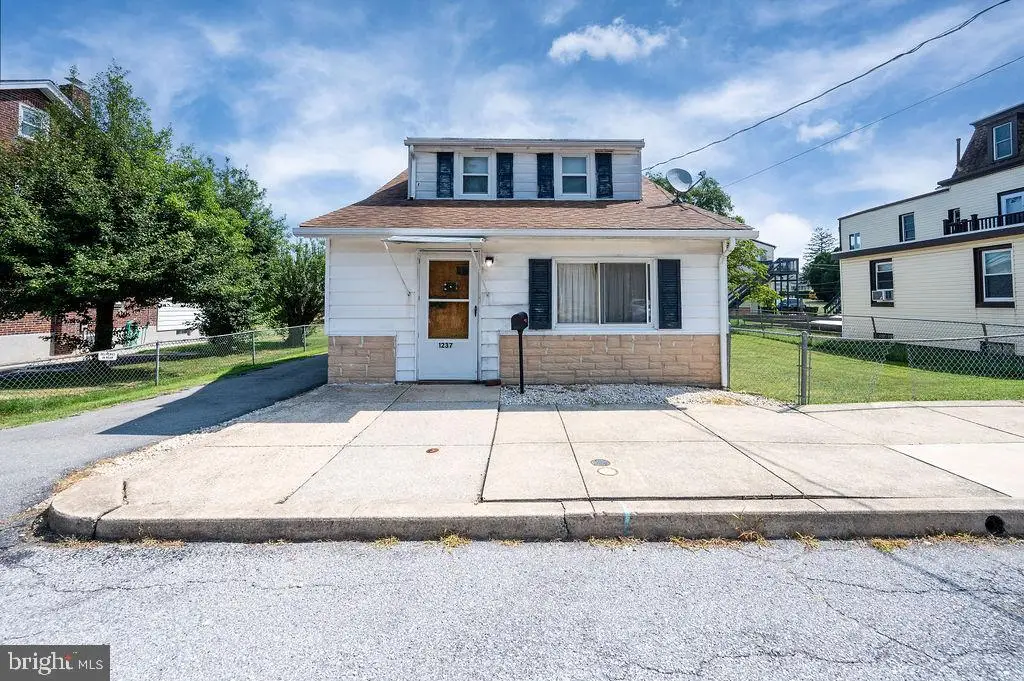 1237 Carbon St, Reading, PA 19601 - #1