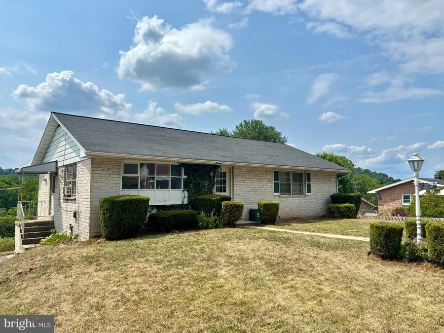 328 Ashley Dr, Reading, PA 19607 - #2