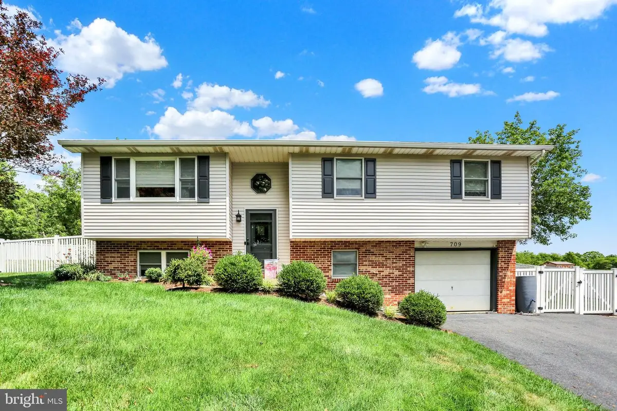 709 Canal Rd, Womelsdorf, PA 19567 - #1