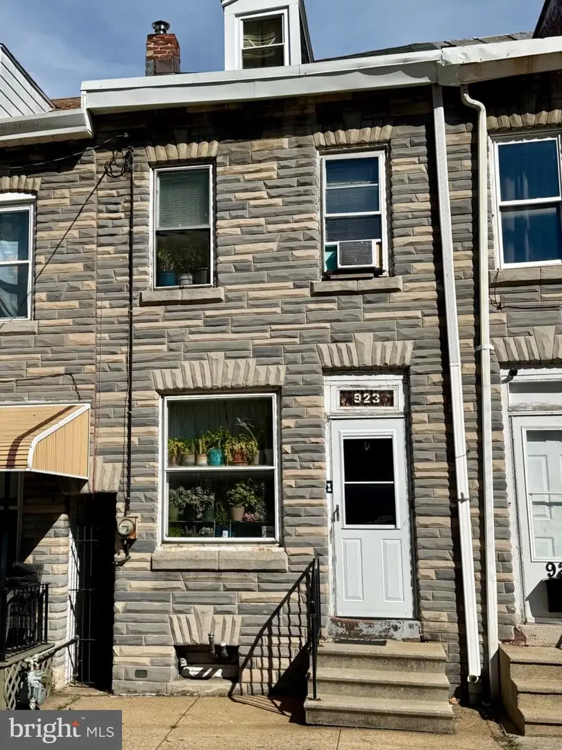 923 Cotton St, Reading, PA 19602 - #1