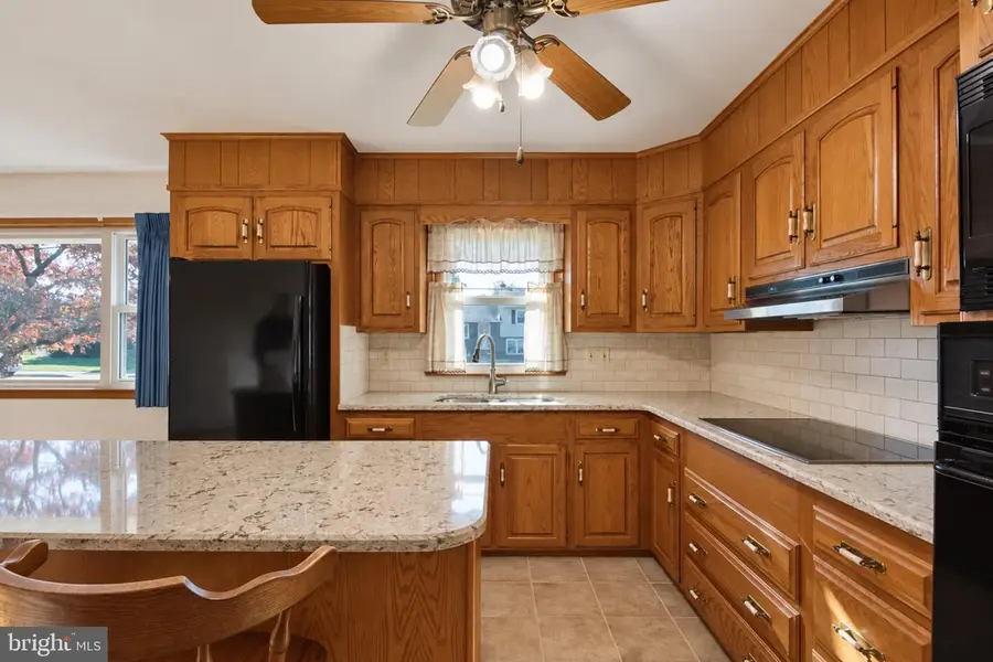 425 W Vine St, Fleetwood, PA 19522 - #2