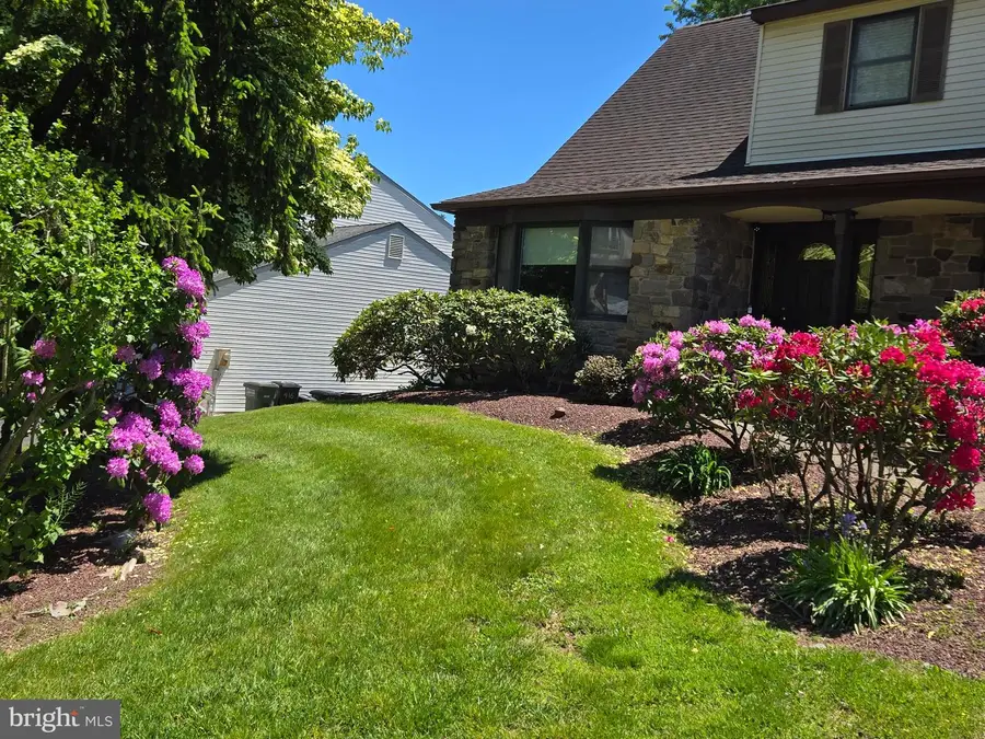 418 Fox Hollow Dr, Feasterville Trevose, PA 19053 - Image #2