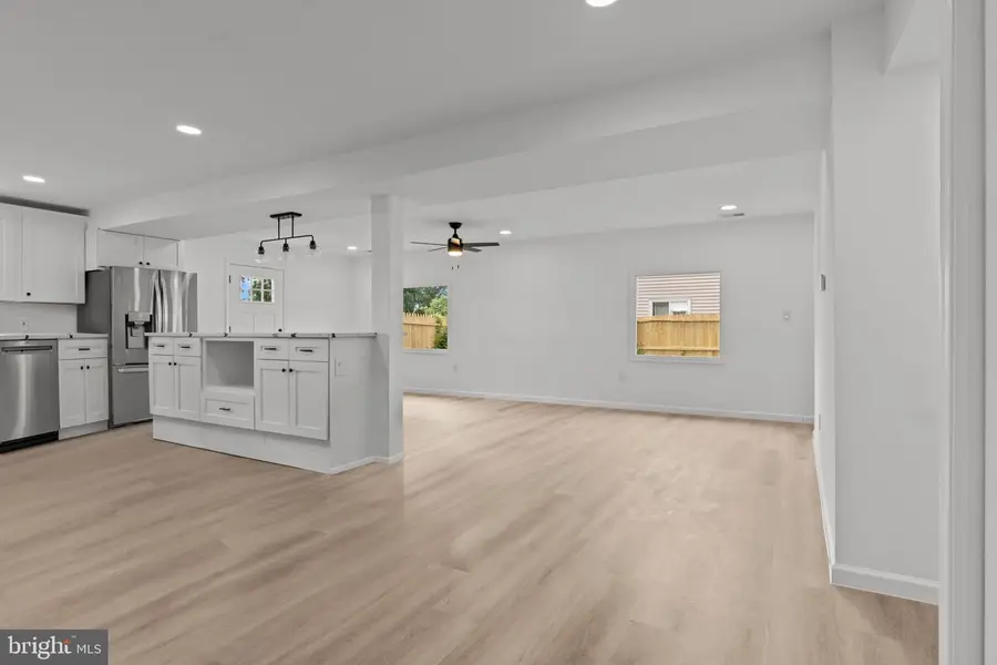 35 Thimbleberry Ln, Levittown, PA 19054 - Image #2