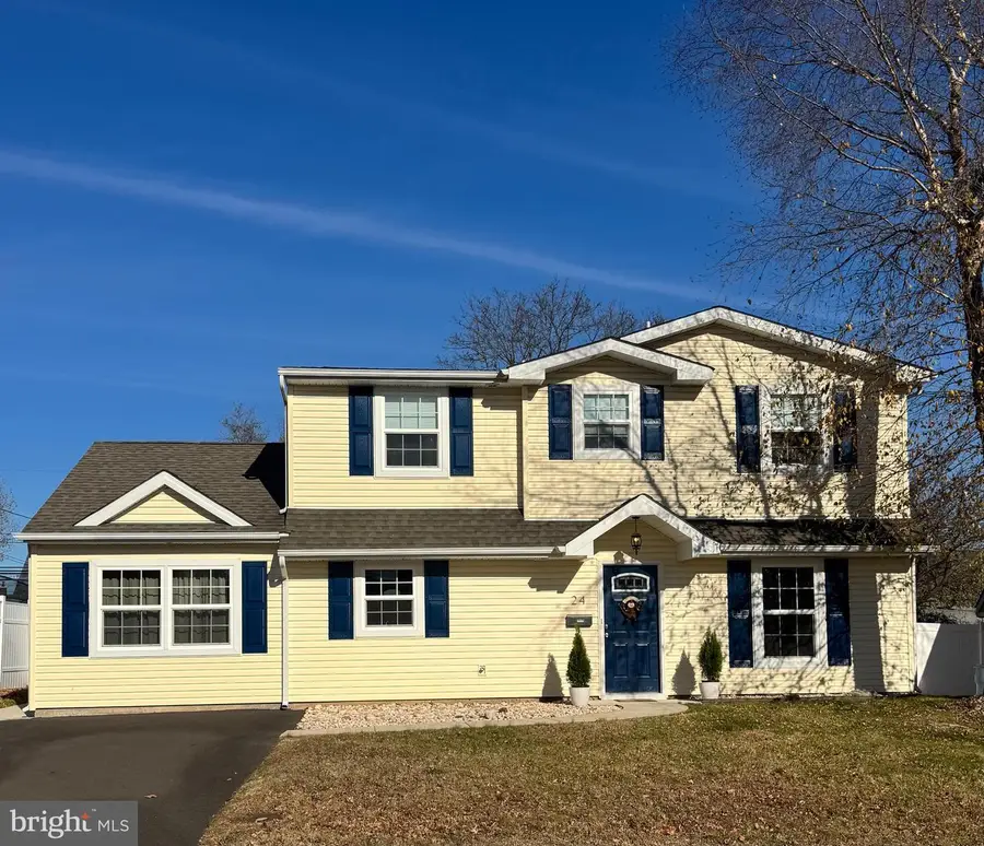 24 Robin Hill Ln, Levittown, PA 19055 - Image #2