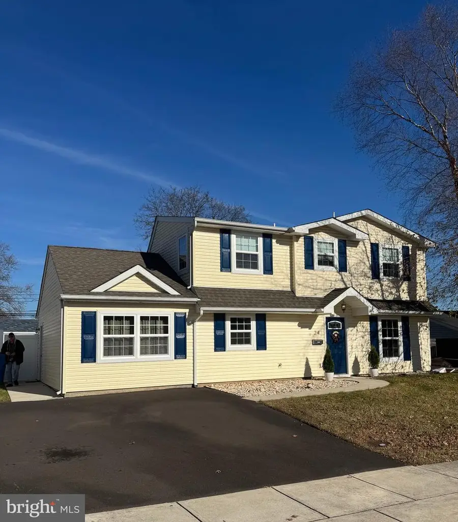 24 Robin Hill Ln, Levittown, PA 19055 - Image #3