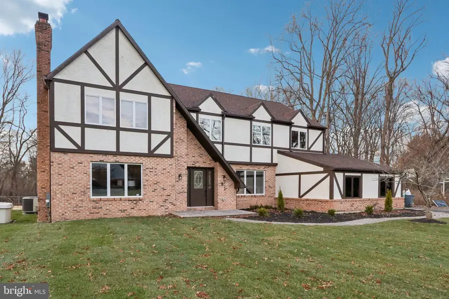 923 Hunt Dr, Yardley, PA 19067 - Image #2