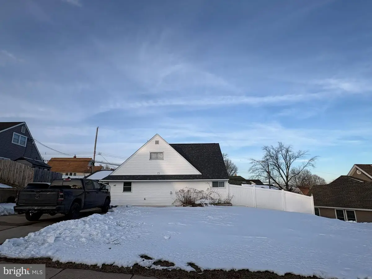 42 Hollyhock Ln, Levittown, PA 19055 - Image #1