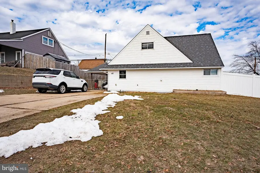 42 Hollyhock Ln, Levittown, PA 19055 - #2