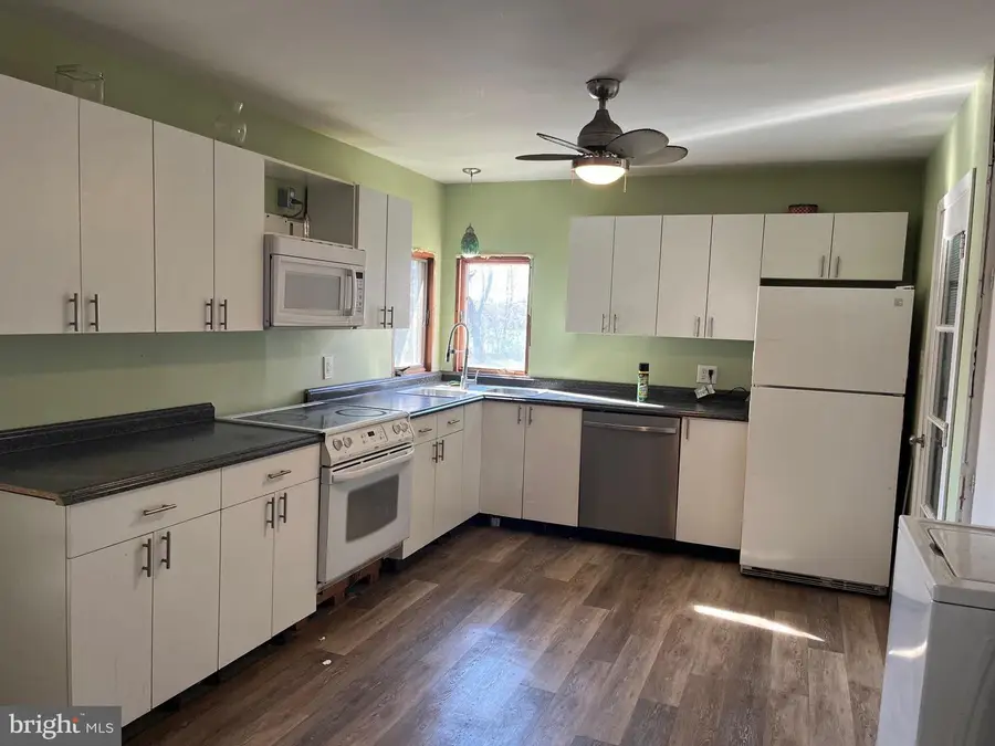 394 Lakeside Dr, Levittown, PA 19054 - Image #3