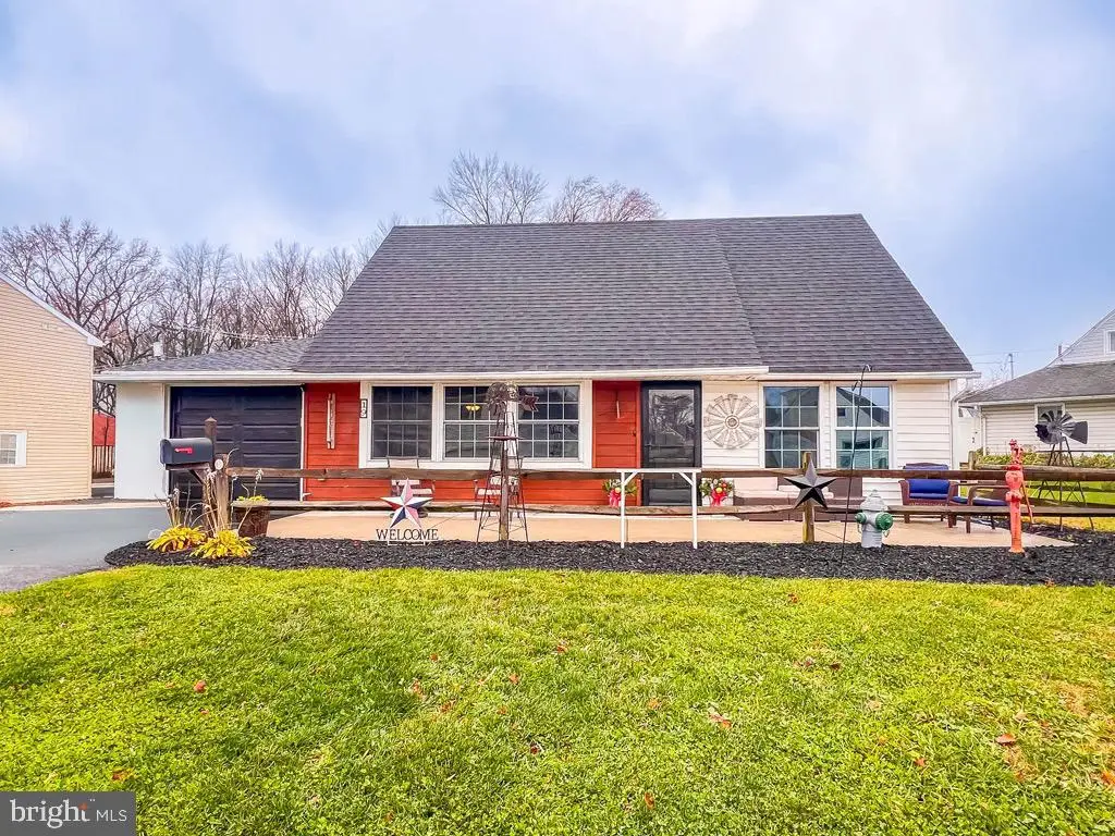 19 Cobalt Ridge Dr N, Levittown, PA 19057 - Image #1
