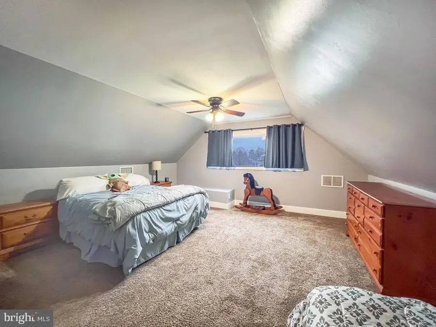 19 Cobalt Ridge Dr N, Levittown, PA 19057 - Image #2