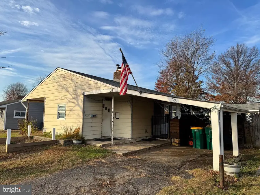 31 Swan Ln, Levittown, PA 19055 - Image #2