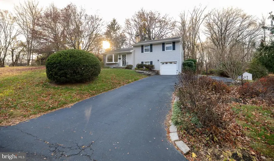 2016 Shadybrook Ln, Feasterville Trevose, PA 19053 - Image #2