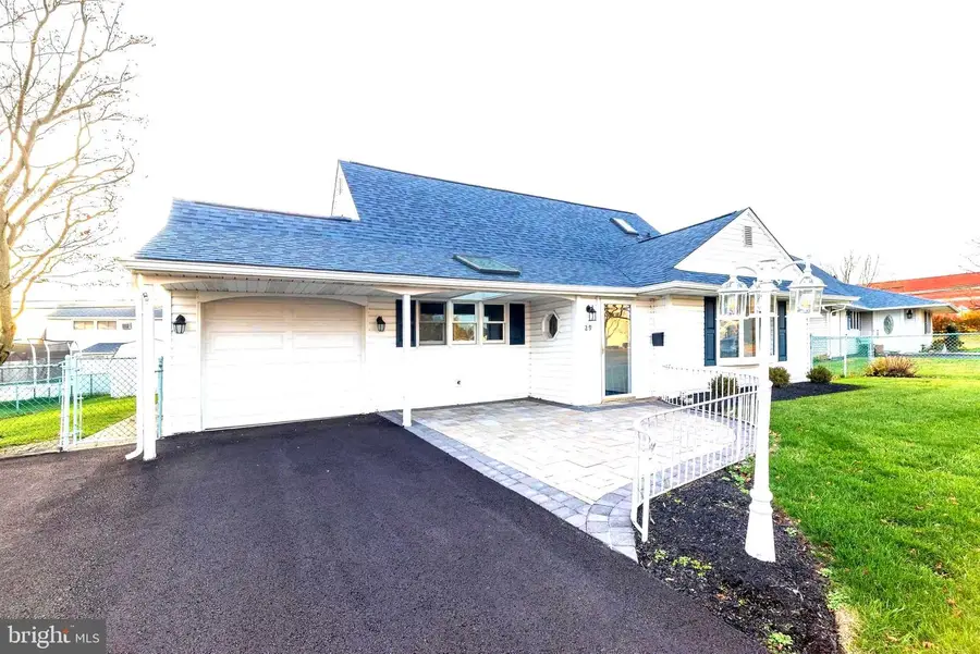 29 Hope Rd, Levittown, PA 19056 - Image #2