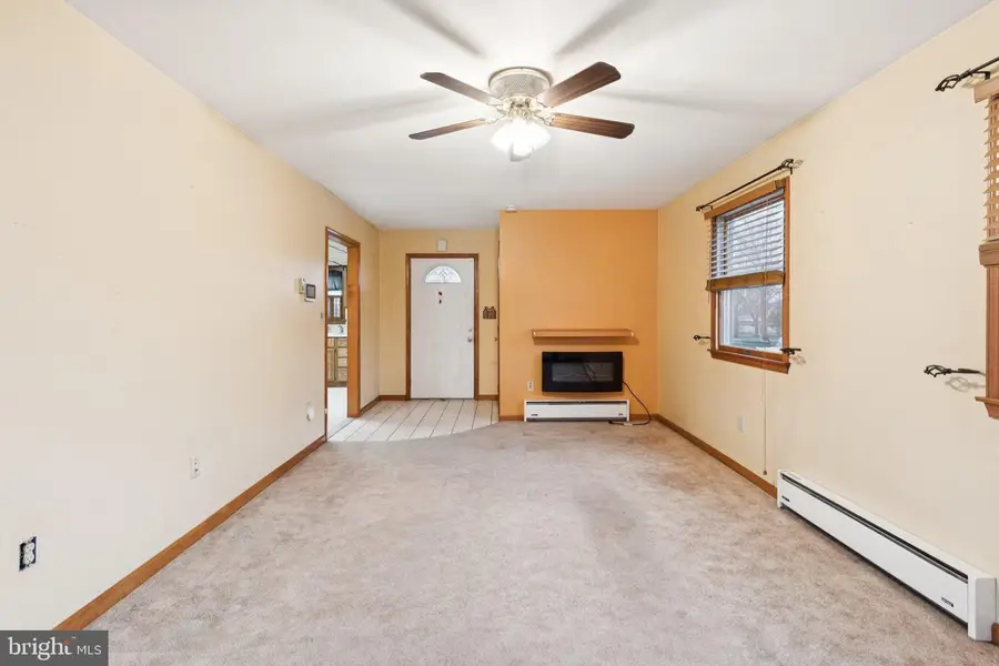 7 Indian Red Rd, Levittown, PA 19057 - Image #2