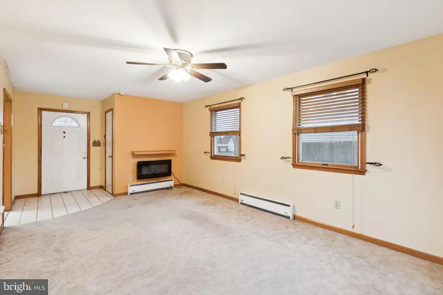 7 Indian Red Rd, Levittown, PA 19057 - Image #3