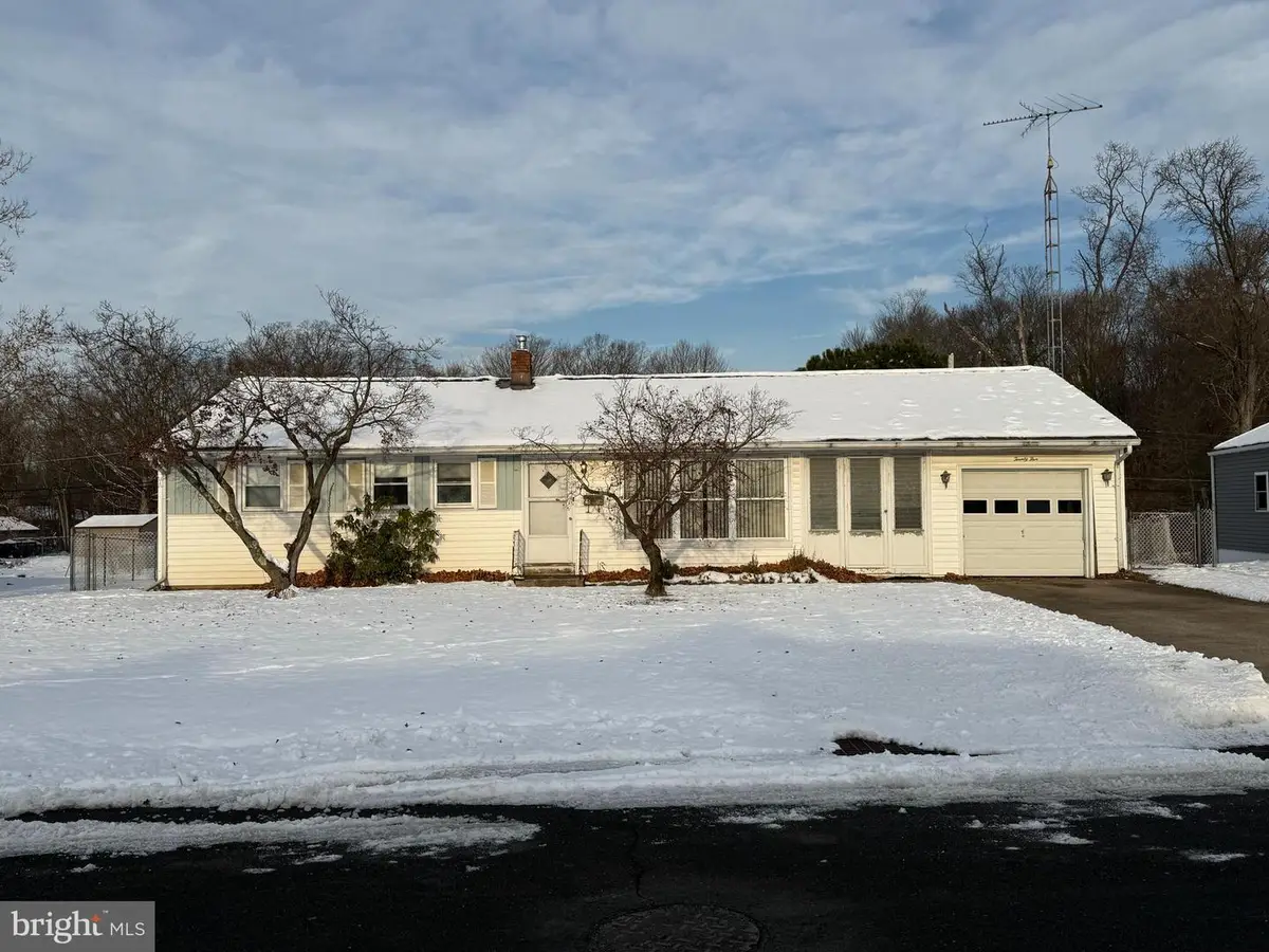25 Taylor Dr, Levittown, PA 19054 - Image #1