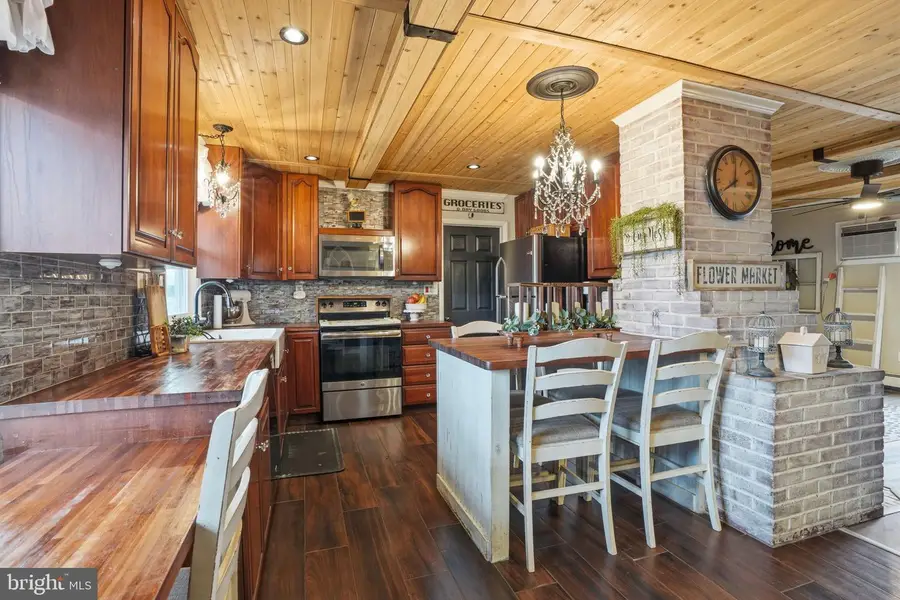 165 Crabtree Dr, Levittown, PA 19055 - Image #2