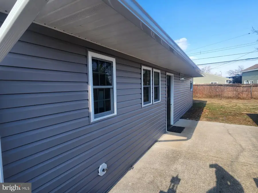 47 Strawberry Ln, Levittown, PA 19055 - Image #2