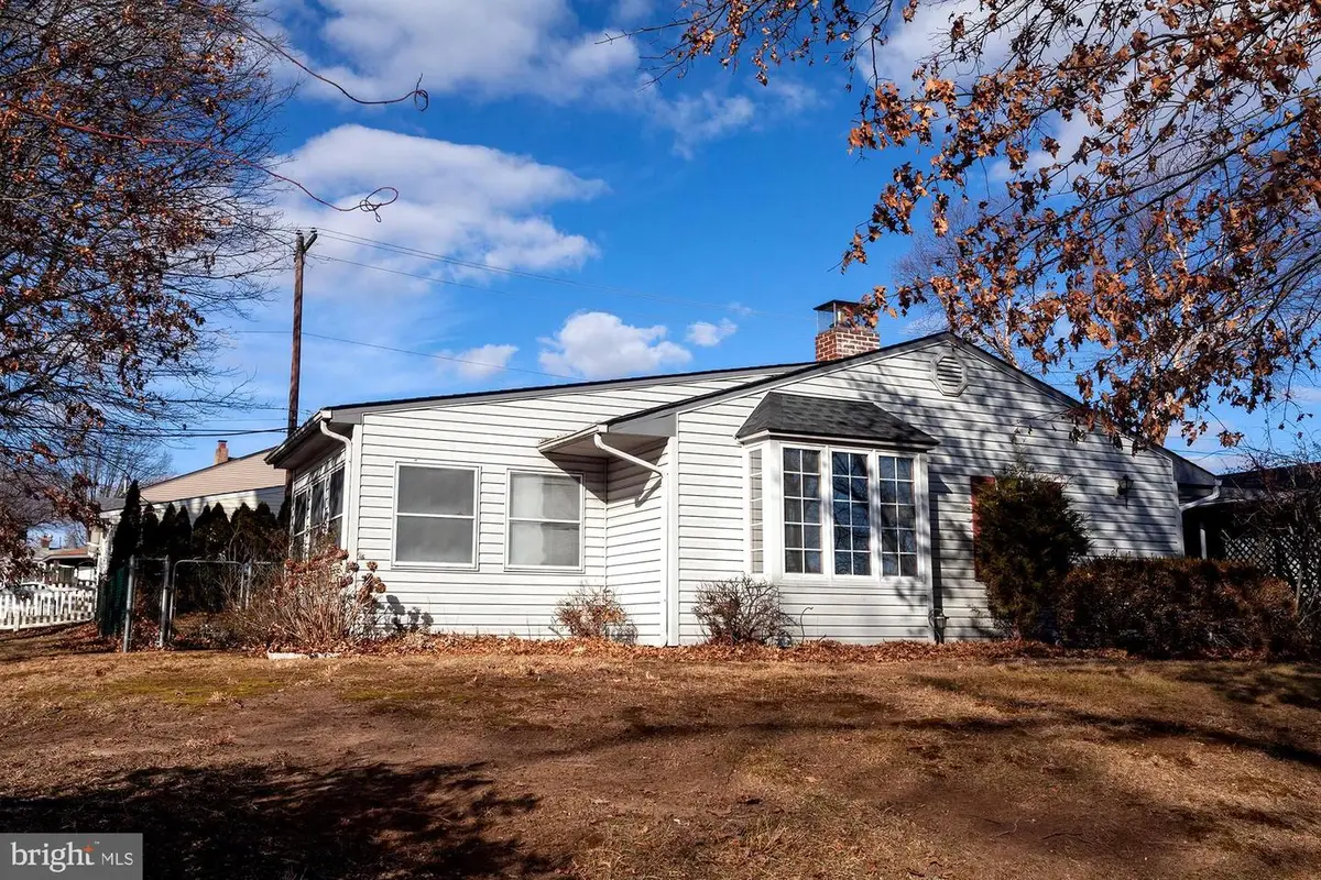 273 Birch Dr, Levittown, PA 19054 - Image #1