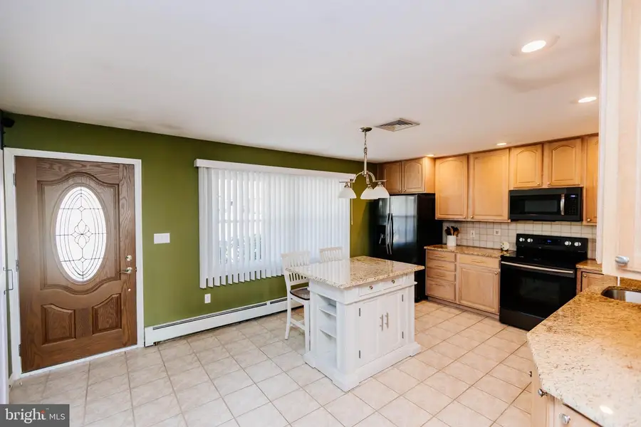 72 Thornridge Dr, Levittown, PA 19054 - #3