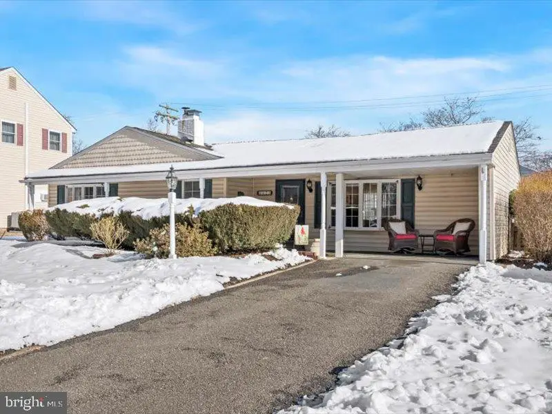 423 Magnolia Dr, Levittown, PA 19054 - Image #2