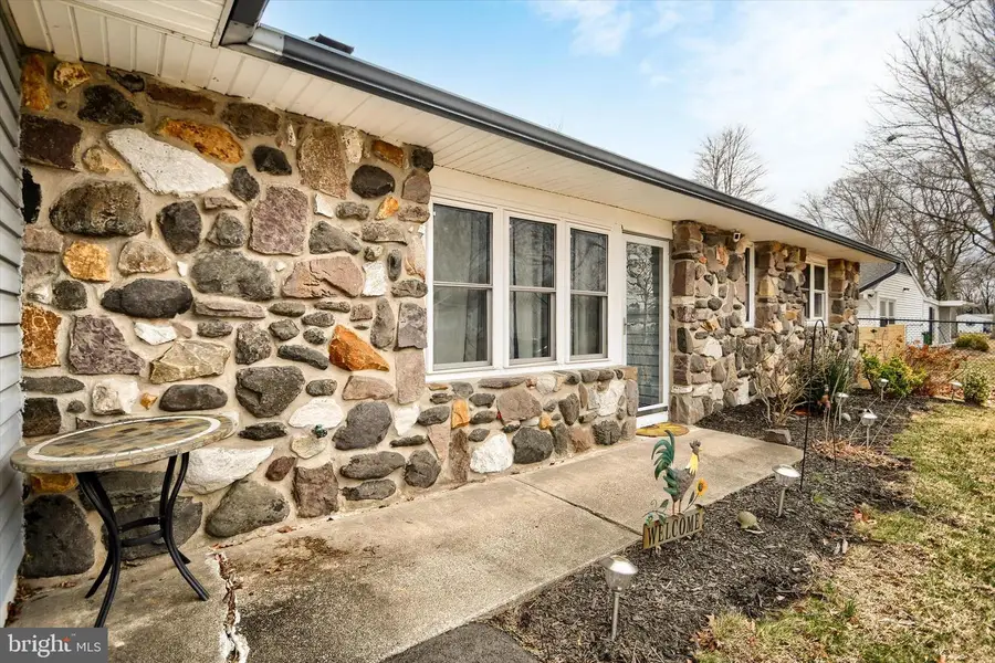 6 Chestnut Ln, Levittown, PA 19055 - Image #2