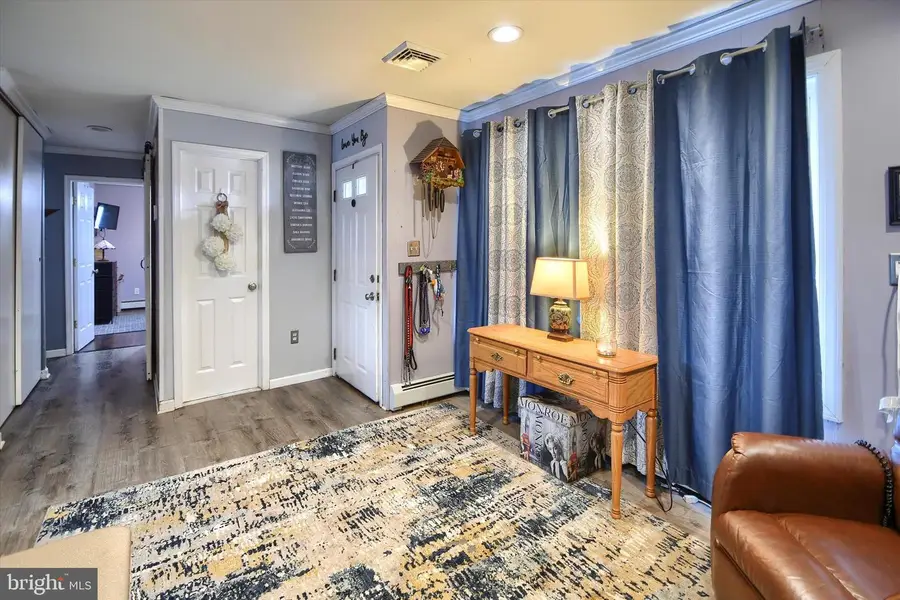 6 Chestnut Ln, Levittown, PA 19055 - Image #3