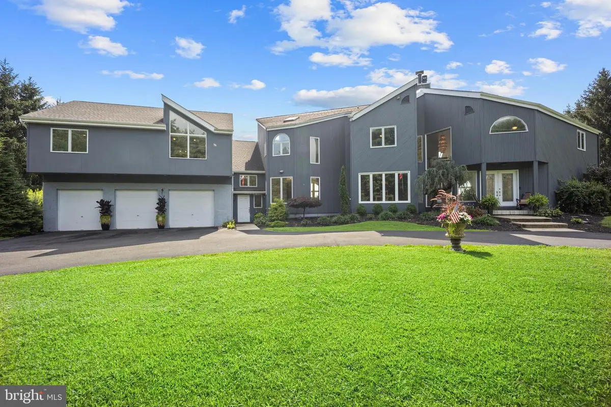 215 E Dark Hollow Rd, Pipersville, PA 18947 - #1