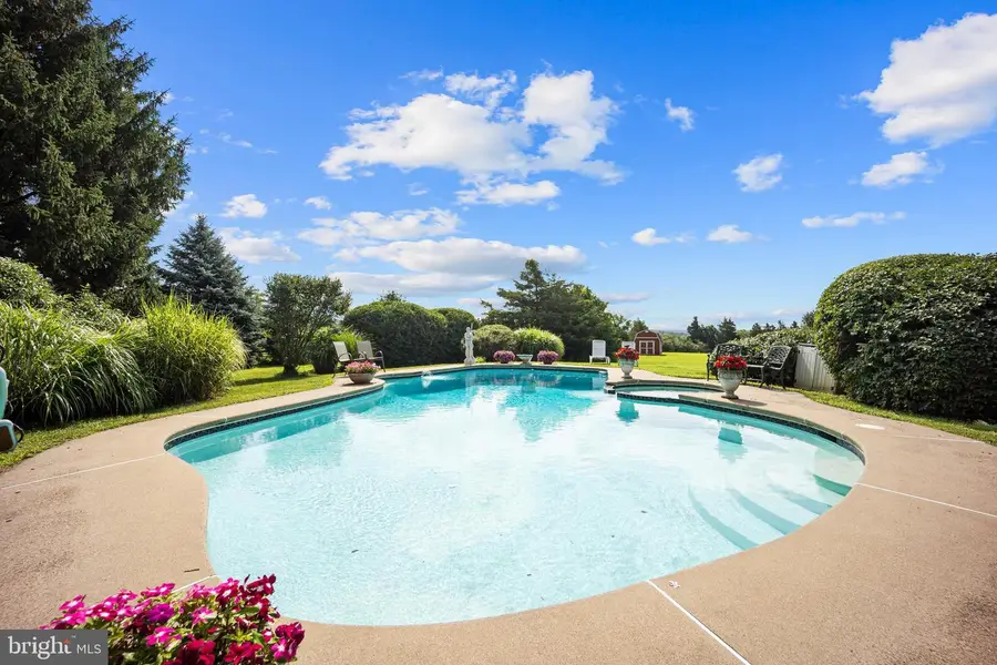 215 E Dark Hollow Rd, Pipersville, PA 18947 - #2