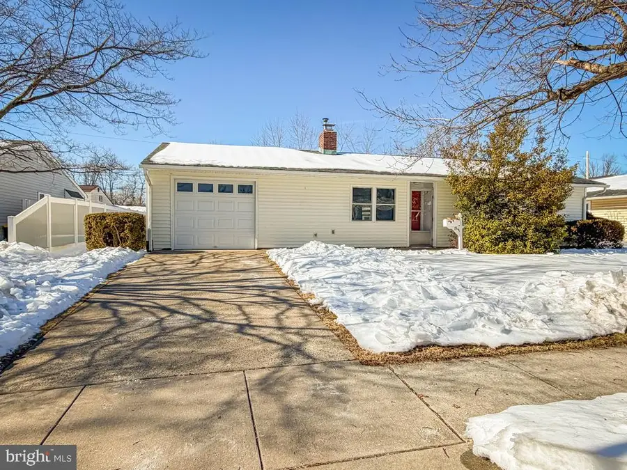 19 Butterfly Ln, Levittown, PA 19054 - Image #2