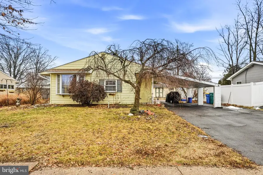 26 Old Spruce Ln, Levittown, PA 19055 - #2
